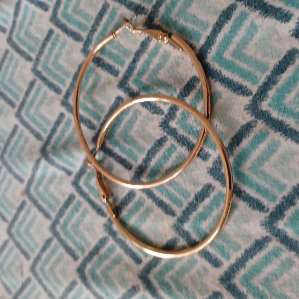 Earrings in gold tone